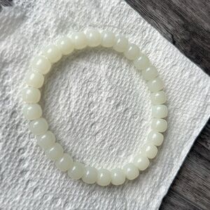 Elegant White Beaded Bracelet 白玉山料